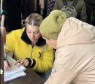 Людмила Чегринець допомагає евакуйованим родинам: одяг, продукти та павербанки