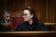 Мінімум 30 тисяч у тилу та до 300 тисяч на передовій: Україна збільшує виплати військовим