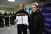 Олексій Романько нагородив рятувальників, які працюють у найнебезпечніших громадах Сумщини Олексій Романько нагородив рятувальників, які працюють у найнебезпечніших громадах Сумщини